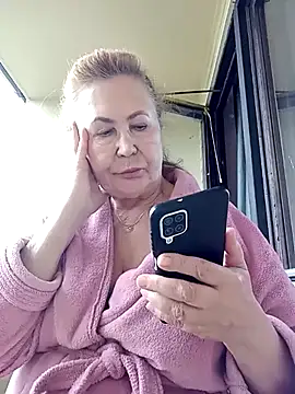 Snapshot of Hottie-Mom chatting on May 31, 2026, 6:31 pm Hottie-Mom online show from May 31, 2026, 6:31 pm