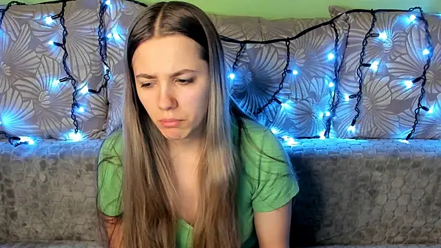 Snapshot of MaggieCake chatting on December 22, 2024, 7:22 am MaggieCake online show from December 22, 2024, 7:22 am