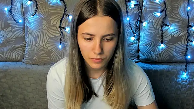 Snapshot of MaggieCake chatting on October 22, 2025, 2:45 am MaggieCake online show from October 22, 2025, 2:45 am