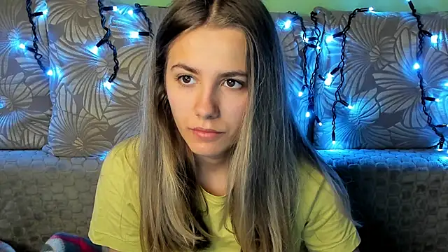 Snapshot of MaggieCake chatting on November 4, 2025, 4:00 am MaggieCake online show from November 4, 2025, 4:00 am