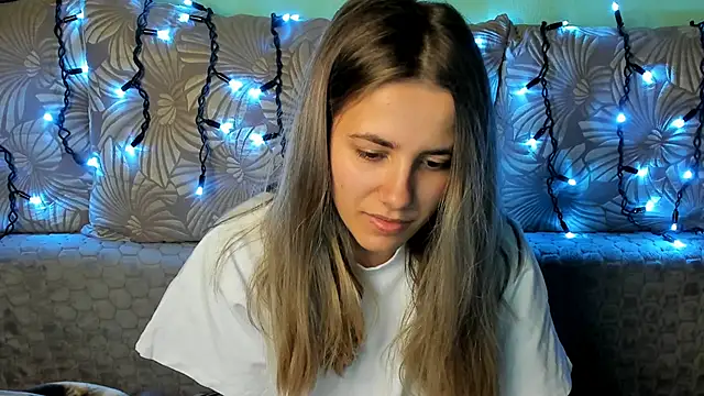 Snapshot of MaggieCake chatting on November 10, 2025, 5:17 am MaggieCake online show from November 10, 2025, 5:17 am