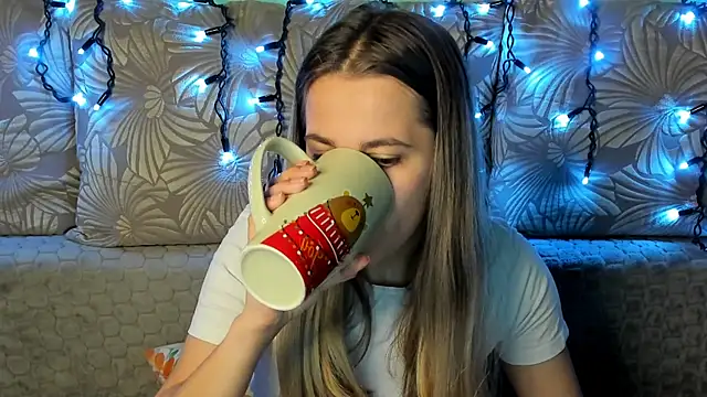 Snapshot of MaggieCake chatting on December 2, 2025, 3:12 am MaggieCake online show from December 2, 2025, 3:12 am