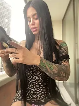 LaraHenao online show from January 28, 2025, 12:00 pm