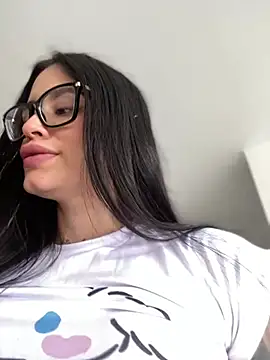 LaraHenao online show from March 4, 2025, 1:06 pm