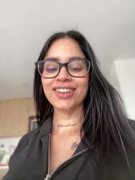 LaraHenao online show from March 5, 2025, 4:13 pm