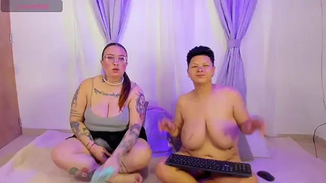 MiaYMolly online show from April 19, 2026, 2:33 am