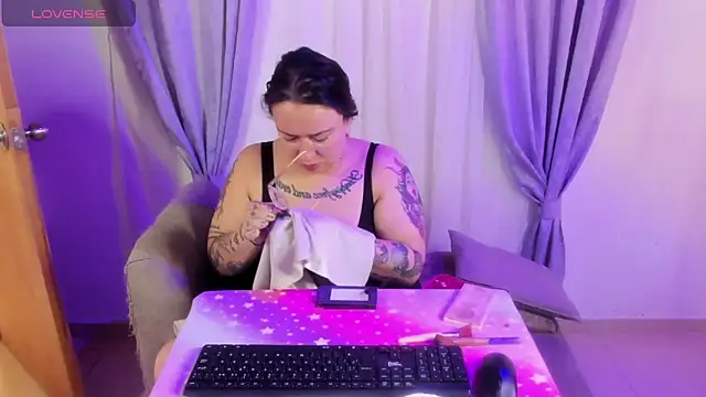 Snapshot of MiaYMolly chatting on June 14, 2026, 6:21 pm MiaYMolly online show from June 14, 2026, 6:21 pm