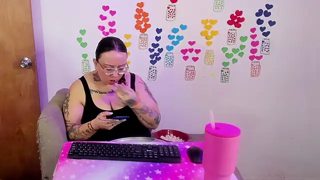 Snapshot of MiaYMolly chatting on June 24, 2026, 11:26 pm MiaYMolly online show from June 24, 2026, 11:26 pm