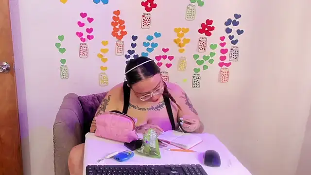 Snapshot of MiaYMolly chatting on June 27, 2026, 6:46 pm MiaYMolly online show from June 27, 2026, 6:46 pm
