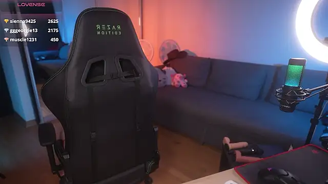 Snapshot of Emberella_ chatting on December 6, 2024, 5:00 pm Emberella online show from December 6, 2024, 5:00 pm