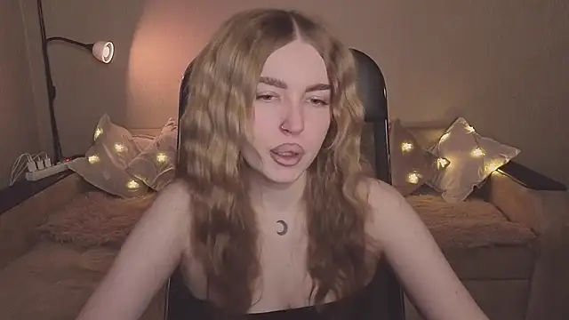 ViolettaLopez online show from February 18, 2026, 2:35 pm