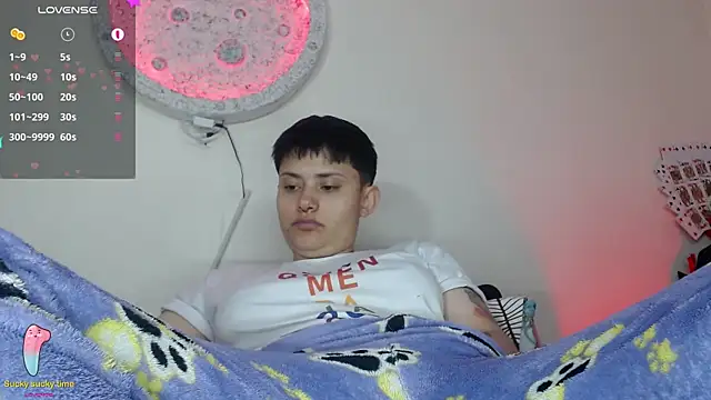 Snapshot of girl_intense444 chatting on January 24, 2025, 4:06 pm girl intense444 online show from January 24, 2025, 4:06 pm