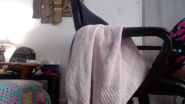 Candy-apple online show from January 24, 2025, 2:18 am