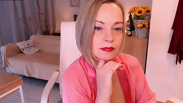 Snapshot of Tilly_Eliot chatting on December 15, 2025, 6:23 pm Tilly Eliot online show from December 15, 2025, 6:23 pm