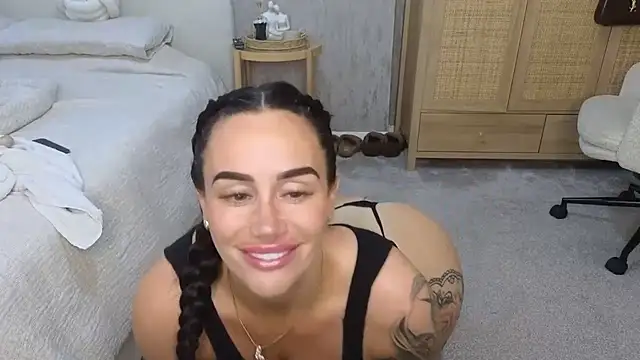 Snapshot of LibbyLoveHeartx chatting on October 6, 2025, 7:28 am LibbyLoveHeartx online show from October 6, 2025, 7:28 am