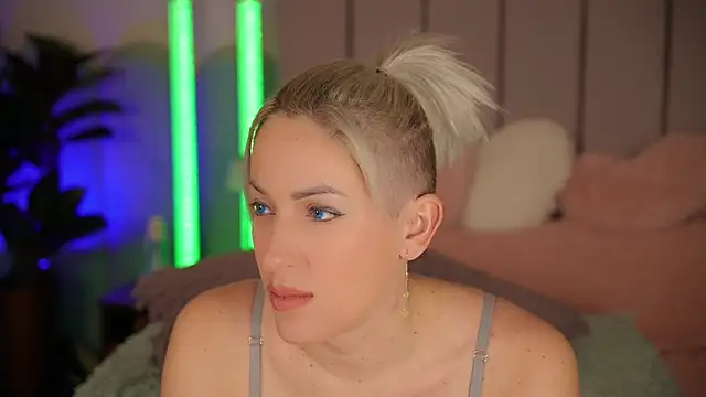 Snapshot of VickySecret96 chatting on January 8, 2026, 5:48 pm VickySecret96 online show from January 8, 2026, 5:48 pm