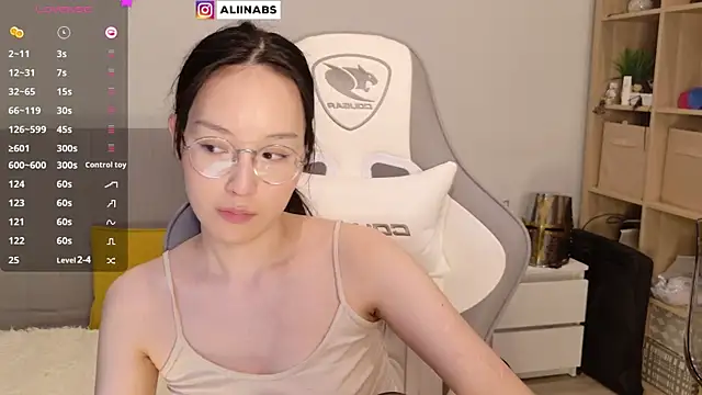 Snapshot of aliiiiiina chatting on January 21, 2025, 10:52 am aliiiiiina online show from January 21, 2025, 10:52 am