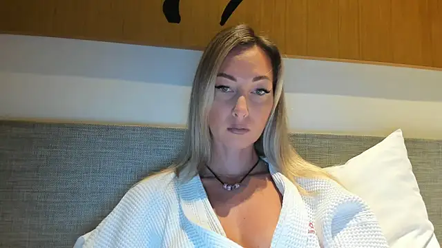 Snapshot of StarryHanna chatting on February 15, 2025, 12:48 am StarryHanna online show from February 15, 2025, 12:48 am