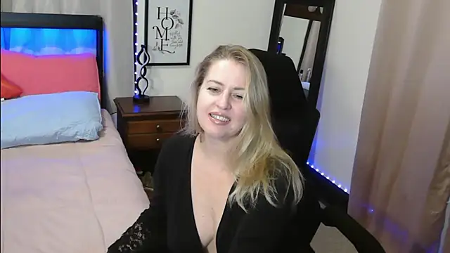 HollieBim online show from December 16, 2024, 12:38 pm