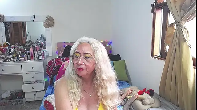 Snapshot of lucy_belle_bm chatting on November 4, 2025, 3:33 pm lucy belle bm online show from November 4, 2025, 3:33 pm