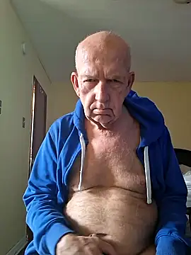 Snapshot of Strap_ chatting on April 16, 2026, 3:57 pm Strap online show from April 16, 2026, 3:57 pm