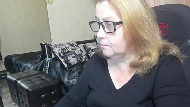 Snapshot of Frau_Marta chatting on November 4, 2025, 12:37 pm Frau Marta online show from November 4, 2025, 12:37 pm