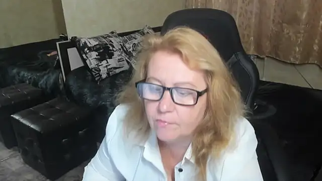 Snapshot of Frau_Marta chatting on November 8, 2025, 1:22 pm Frau Marta online show from November 8, 2025, 1:22 pm