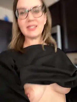 MaiseKnox online show from April 22, 2026, 6:20 pm