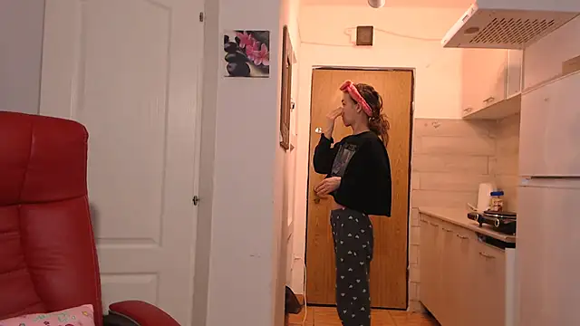 Snapshot of simyhvn chatting on February 16, 2026, 5:36 am simyhvn online show from February 16, 2026, 5:36 am