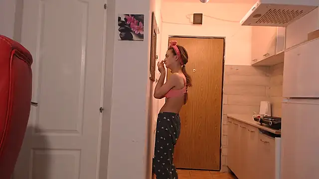 Snapshot of simyhvn chatting on February 17, 2026, 5:37 am simyhvn online show from February 17, 2026, 5:37 am