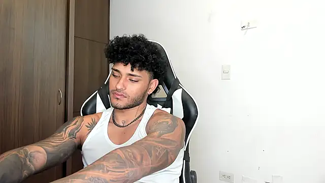 Snapshot of Alessandro_Vanni chatting on December 8, 2024, 5:44 pm Alessandro Vanni online show from December 8, 2024, 5:44 pm