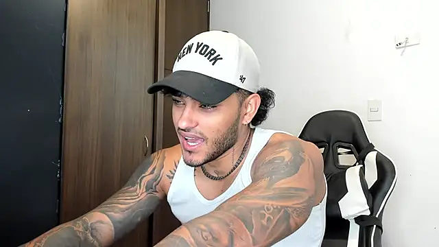 Snapshot of Alessandro_Vanni chatting on December 9, 2024, 1:45 pm Alessandro Vanni online show from December 9, 2024, 1:45 pm