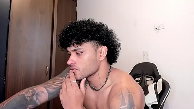 Snapshot of Alessandro_Vanni chatting on December 12, 2024, 12:55 pm Alessandro Vanni online show from December 12, 2024, 12:55 pm