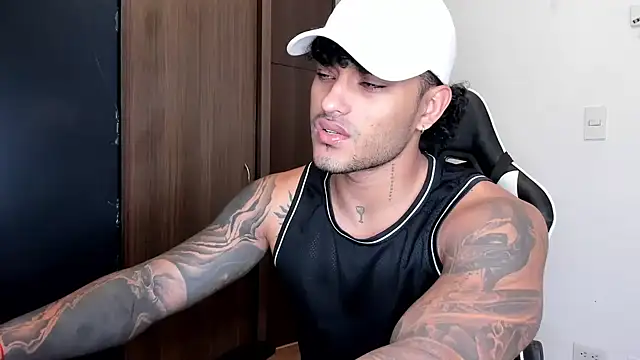 Snapshot of Alessandro_Vanni chatting on December 14, 2024, 12:23 pm Alessandro Vanni online show from December 14, 2024, 12:23 pm