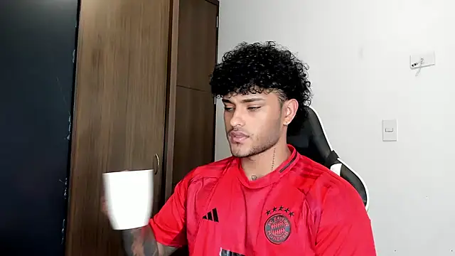 Snapshot of Alessandro_Vanni chatting on December 16, 2024, 1:22 pm Alessandro Vanni online show from December 16, 2024, 1:22 pm