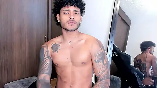 Snapshot of Alessandro_Vanni chatting on December 20, 2024, 6:02 pm Alessandro Vanni online show from December 20, 2024, 6:02 pm