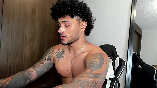 Snapshot of Alessandro_Vanni chatting on January 7, 2025, 5:01 am Alessandro Vanni online show from January 7, 2025, 5:01 am