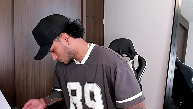 Snapshot of Alessandro_Vanni chatting on January 9, 2025, 1:02 pm Alessandro Vanni online show from January 9, 2025, 1:02 pm