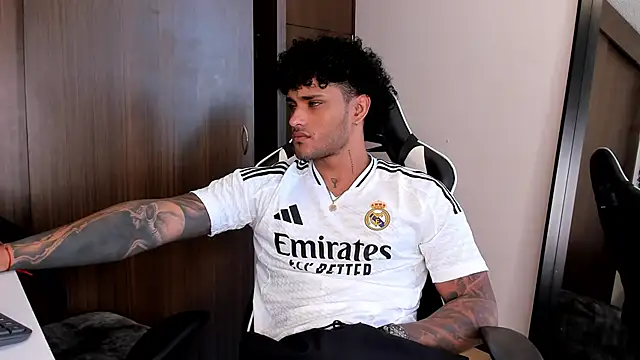 Snapshot of Alessandro_Vanni chatting on January 12, 2025, 4:08 pm Alessandro Vanni online show from January 12, 2025, 4:08 pm