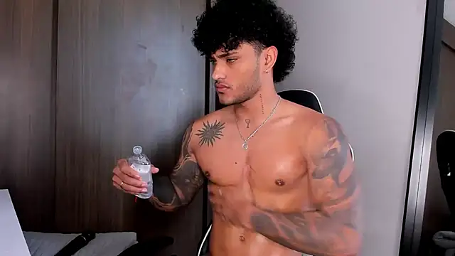 Snapshot of Alessandro_Vanni chatting on January 14, 2025, 1:49 pm Alessandro Vanni online show from January 14, 2025, 1:49 pm