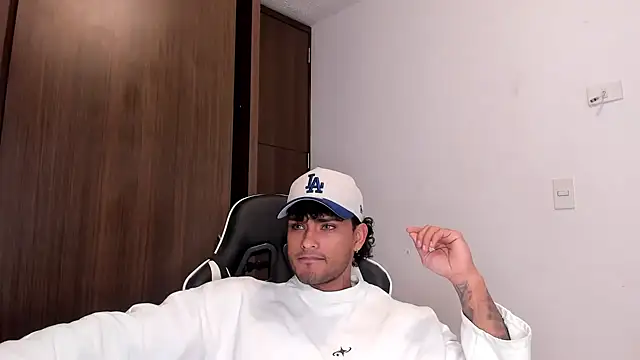 Snapshot of Alessandro_Vanni chatting on January 24, 2025, 12:20 pm Alessandro Vanni online show from January 24, 2025, 12:20 pm