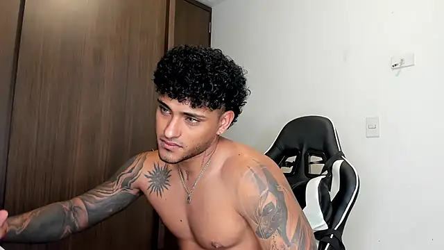 Snapshot of Alessandro_Vanni chatting on February 2, 2025, 10:49 pm Alessandro Vanni online show from February 2, 2025, 10:49 pm