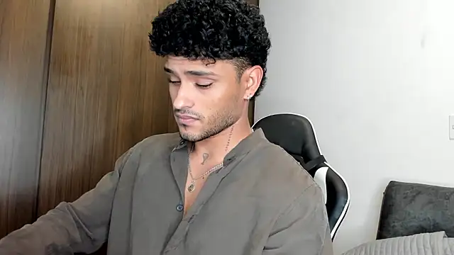 Snapshot of Alessandro_Vanni chatting on March 9, 2025, 2:39 am Alessandro Vanni online show from March 9, 2025, 2:39 am