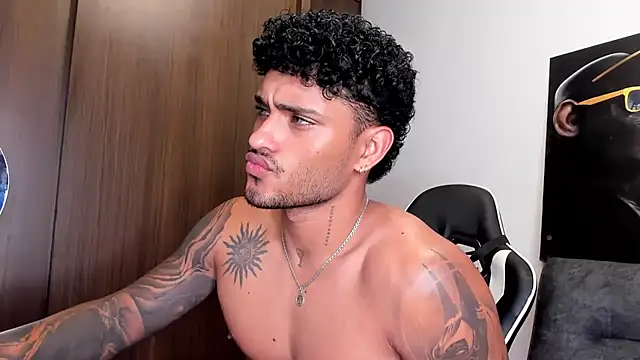 Snapshot of Alessandro_Vanni chatting on March 10, 2025, 6:27 am Alessandro Vanni online show from March 10, 2025, 6:27 am