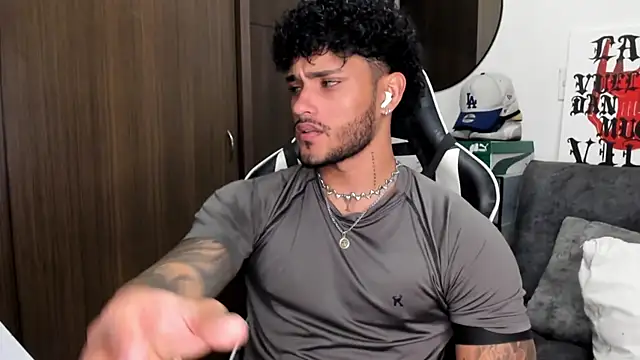 Snapshot of Alessandro_Vanni chatting on September 9, 2025, 3:17 am Alessandro Vanni online show from September 9, 2025, 3:17 am