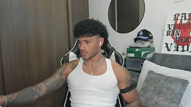 Snapshot of Alessandro_Vanni chatting on September 30, 2025, 1:05 pm Alessandro Vanni online show from September 30, 2025, 1:05 pm