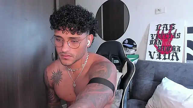 Snapshot of Alessandro_Vanni chatting on October 2, 2025, 2:02 pm Alessandro Vanni online show from October 2, 2025, 2:02 pm