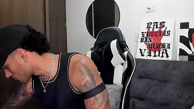 Snapshot of Alessandro_Vanni chatting on October 8, 2025, 1:36 am Alessandro Vanni online show from October 8, 2025, 1:36 am