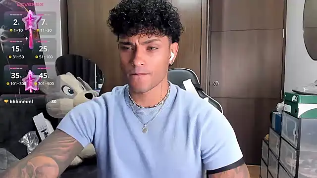 Snapshot of Alessandro_Vanni chatting on October 27, 2025, 1:20 am Alessandro Vanni online show from October 27, 2025, 1:20 am