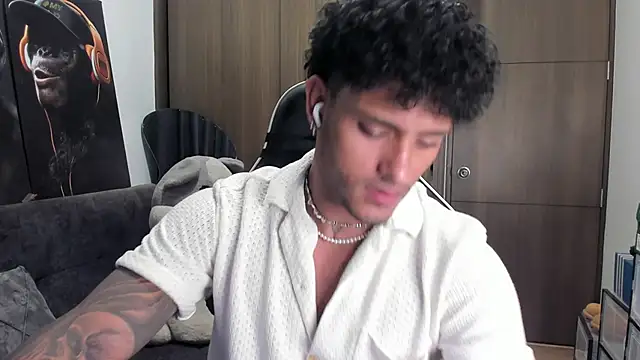 Snapshot of Alessandro_Vanni chatting on November 6, 2025, 1:50 am Alessandro Vanni online show from November 6, 2025, 1:50 am